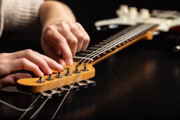 Naučte se, jak vyměnit struny na kytaře
