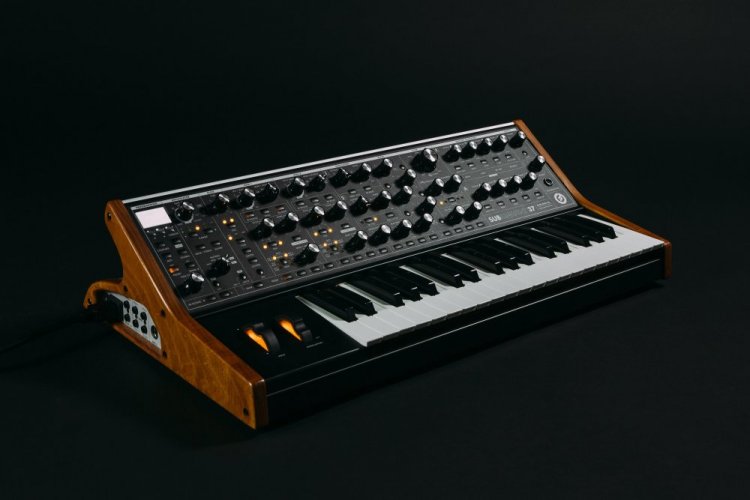 Moog Subsequent 37 - analogový syntezátor